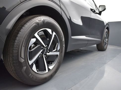 Used 2025 Kia Sportage LX image 28