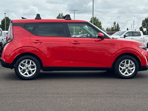 Used 2024 Kia Soul LX w/ Option Group 015 FWD image 3