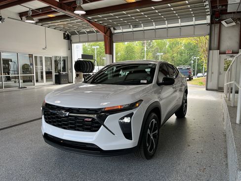 Used 2024 Chevrolet Trax RS w/ Sunroof Package image 4