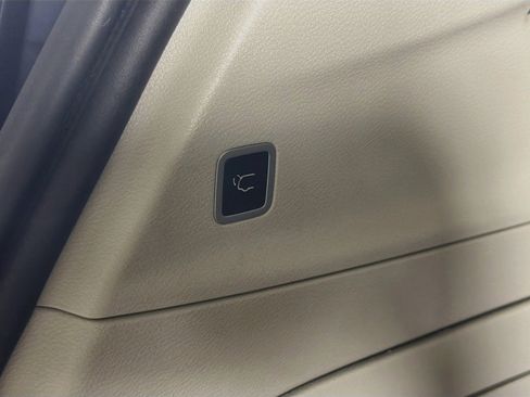 Used 2023 Chrysler Pacifica Touring-L FWD image 31