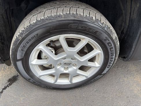 Used 2023 Jeep Renegade Latitude AWD/4WD image 9