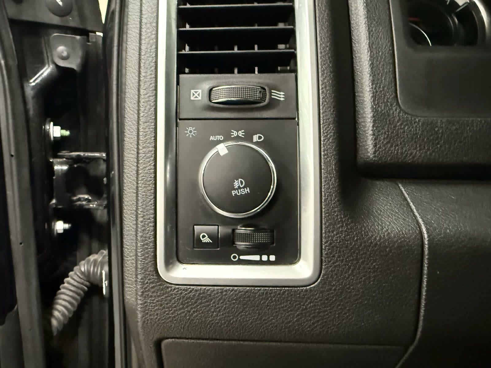 Used 2022 RAM 1500 Classic SLT w/ Electronics Convenience Group AWD/4WD image 25