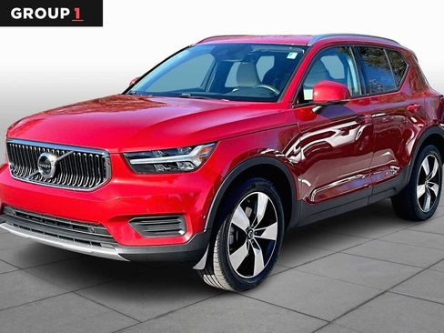 Used 2019 Volvo XC40 T4 Momentum image 1