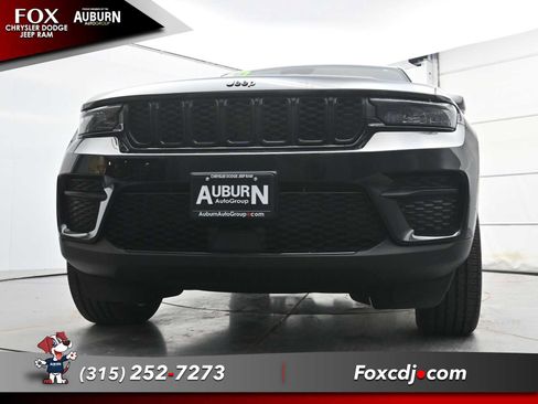 Used 2023 Jeep Grand Cherokee Altitude AWD/4WD image 17