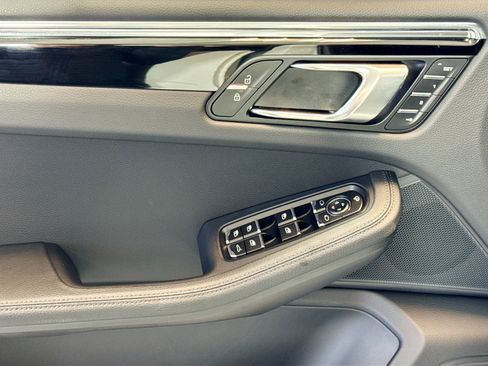 Used 2025 Porsche Macan image 11