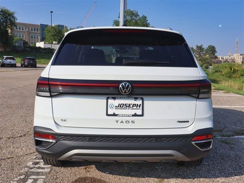 New 2025 Volkswagen Taos SE image 4