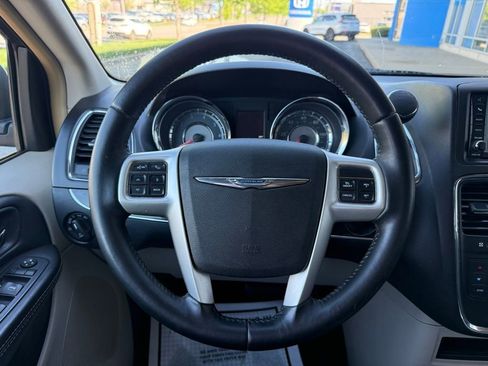 Used 2016 Chrysler Town & Country Touring FWD image 20