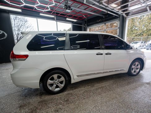 Used 2013 Toyota Sienna L image 4