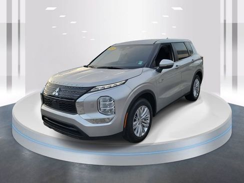 Used 2025 Mitsubishi Outlander ES image 3