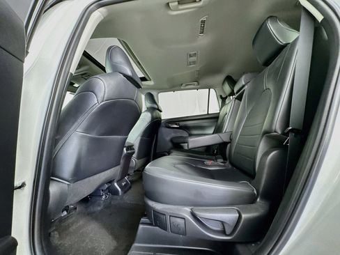 Used 2023 Toyota Highlander XLE AWD/4WD image 24