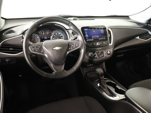 Used 2025 Chevrolet Malibu RS FWD image 2