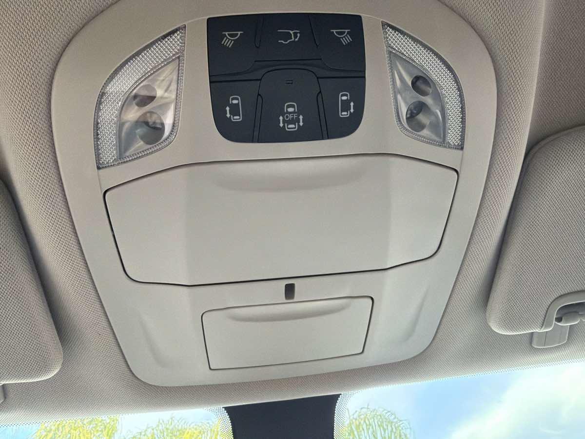 Used 2022 Chrysler Voyager LX FWD image 32