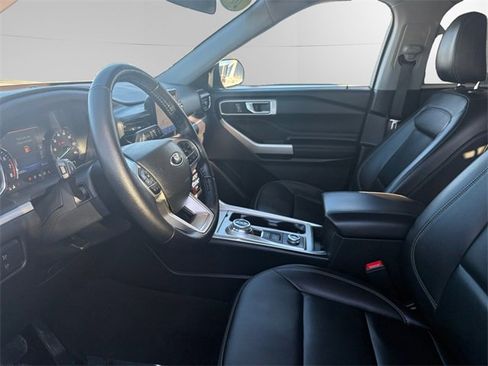 Used 2022 Ford Explorer XLT w/ Equipment Group 202A image 9