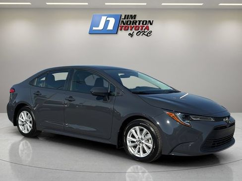Used 2026 Toyota Corolla LE w/ LE Premium Package FWD image 3