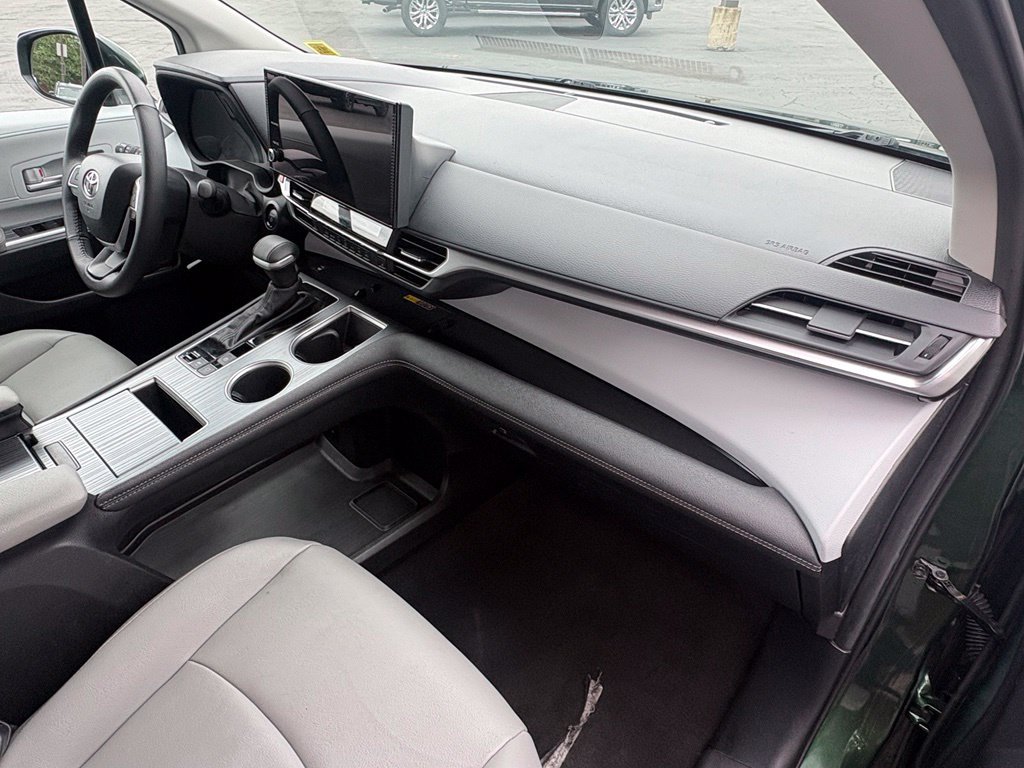 Used 2026 Toyota Sienna XLE FWD image 34