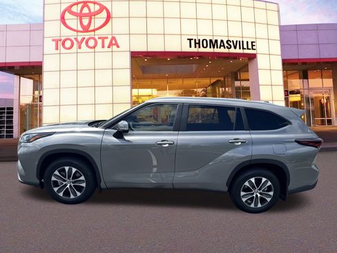 New 2025 Toyota Highlander XLE image 8