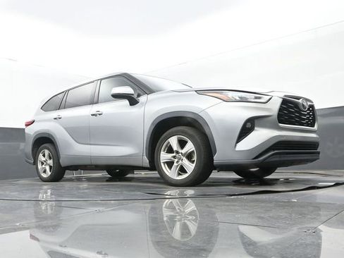 Used 2020 Toyota Highlander LE FWD image 9
