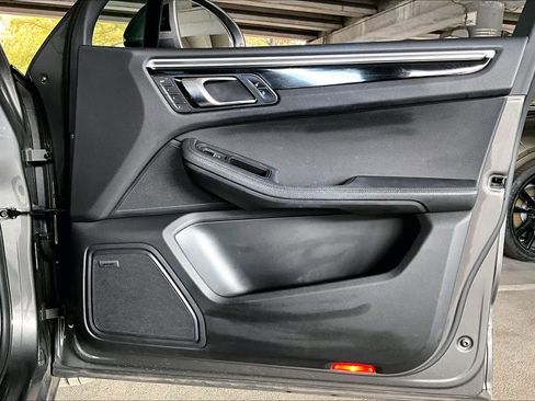 Used 2018 Porsche Macan image 22