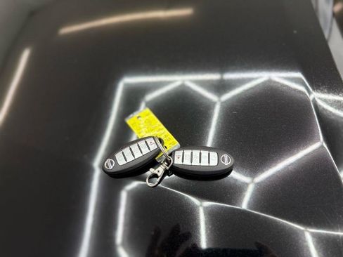 Used 2018 Nissan Rogue SV image 39