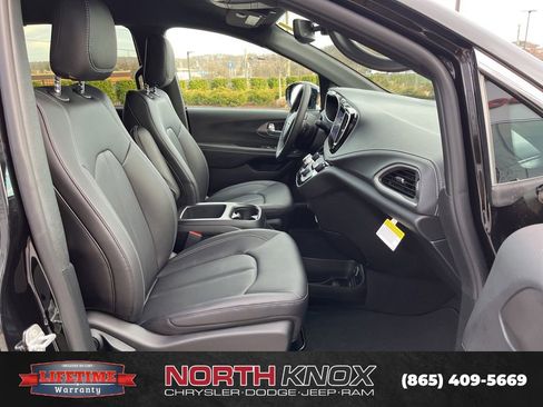 New 2026 Chrysler Pacifica Select image 24