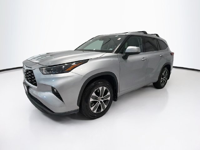 Used 2022 Toyota Highlander XLE AWD/4WD image 3