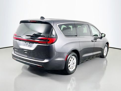 Used 2023 Chrysler Pacifica Touring-L FWD image 5