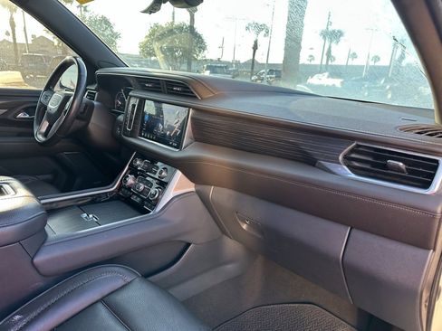 Used 2021 GMC Yukon Denali w/ Denali Premium Package image 27