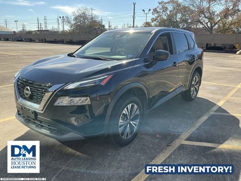 Used 2023 Nissan Rogue SV image 2