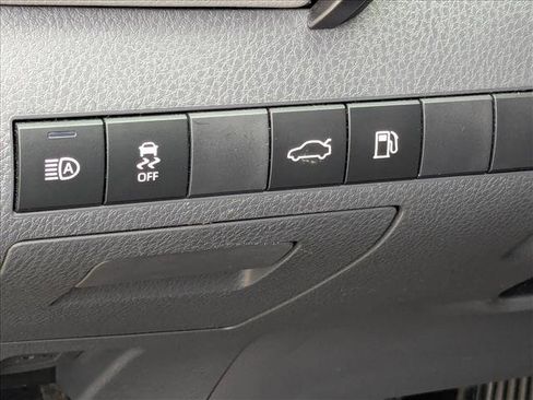 Used 2018 Toyota Camry LE image 9