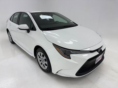 Used 2023 Toyota Corolla LE image 2