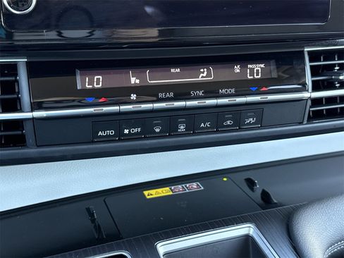 Used 2025 Toyota Sienna LE image 26