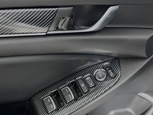 Used 2018 Honda Accord Sport image 17