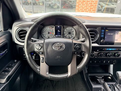 Used 2017 Toyota Tacoma TRD Off-Road w/ Premium & Technology Package image 10