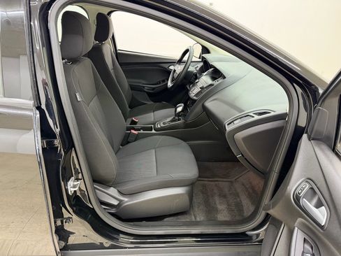 Used 2018 Ford Focus SE w/ SE Appearance Package image 9