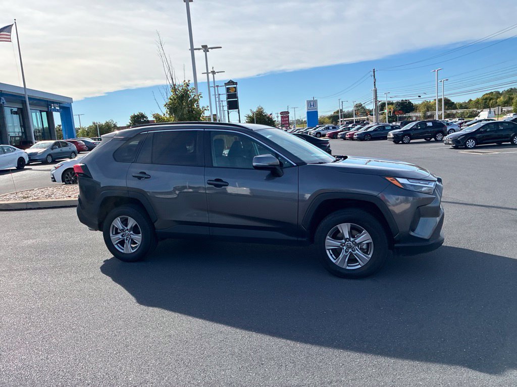 Used 2025 Toyota RAV4 XLE AWD/4WD image 4
