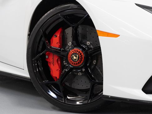 Used 2020 Lamborghini Huracan EVO image 2