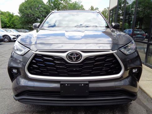 Used 2022 Toyota Highlander XLE AWD/4WD image 2