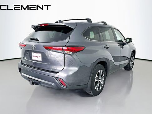 Used 2023 Toyota Highlander XLE AWD/4WD image 7