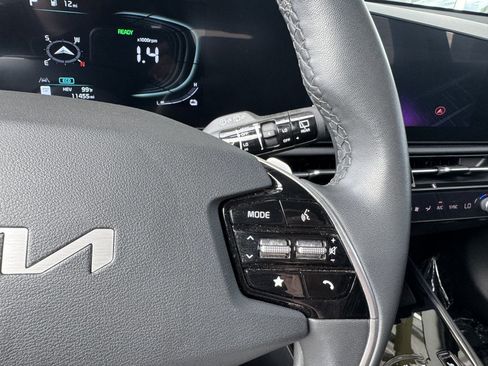 Used 2024 Kia Niro EX image 29