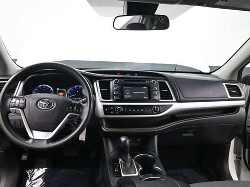 Used 2018 Toyota Highlander LE FWD image 16