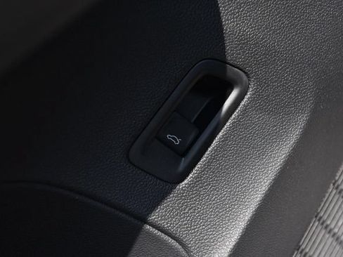 Used 2025 Volkswagen Atlas Cross Sport SE FWD image 9