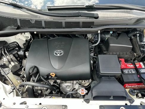 Used 2017 Toyota Sienna SE image 37