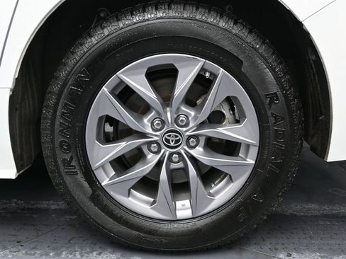 Used 2024 Toyota Sienna LE image 10