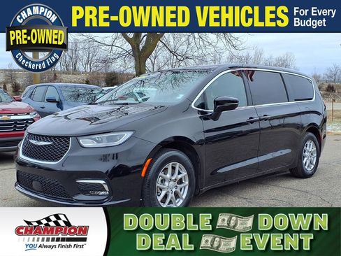 Used 2026 Chrysler Pacifica Select image 1
