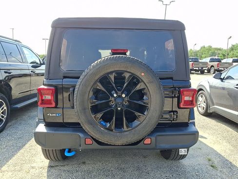 Used 2023 Jeep Wrangler Unlimited Sahara AWD/4WD image 5