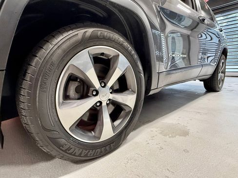 Used 2019 Jeep Cherokee Limited w/ Luxury Group AWD/4WD image 14