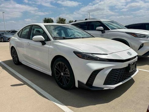 Used 2025 Toyota Camry SE image 2