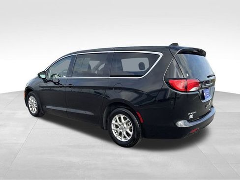 Used 2023 Chrysler Voyager LX image 3