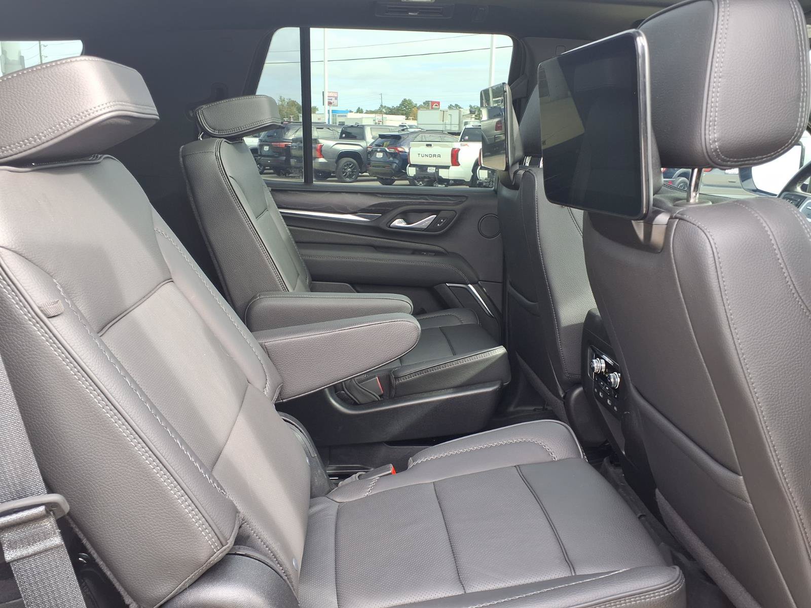 Used 2024 GMC Yukon Denali w/ Advanced Technology Package AWD/4WD image 16