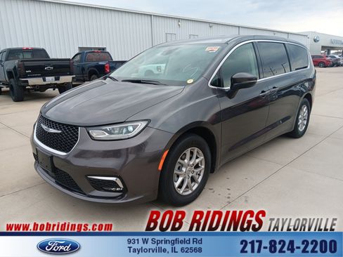 Used 2023 Chrysler Pacifica Touring-L image 1